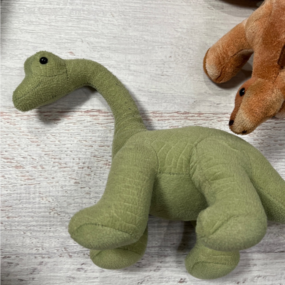 FAO Schwarz Dinosaurs Stuffed Animals with Plush Mountain Cave Carry Bag 7 Dinos - Picture 6 of 14